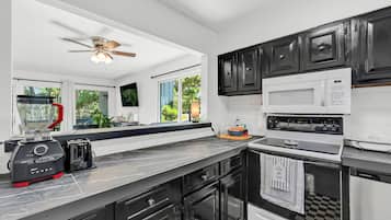 Een koelkast, een magnetron, een oven, een kookplaat