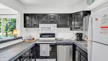 Een koelkast, een magnetron, een oven, een kookplaat