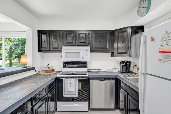 Frigorífico, microondas, horno y placa de cocina