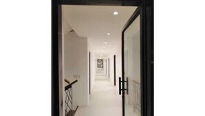 A corridor with a staircase on the left and a glass door on the right. - Hotel Rupert A -Deluxe Suite King Bedroom (Aurora)