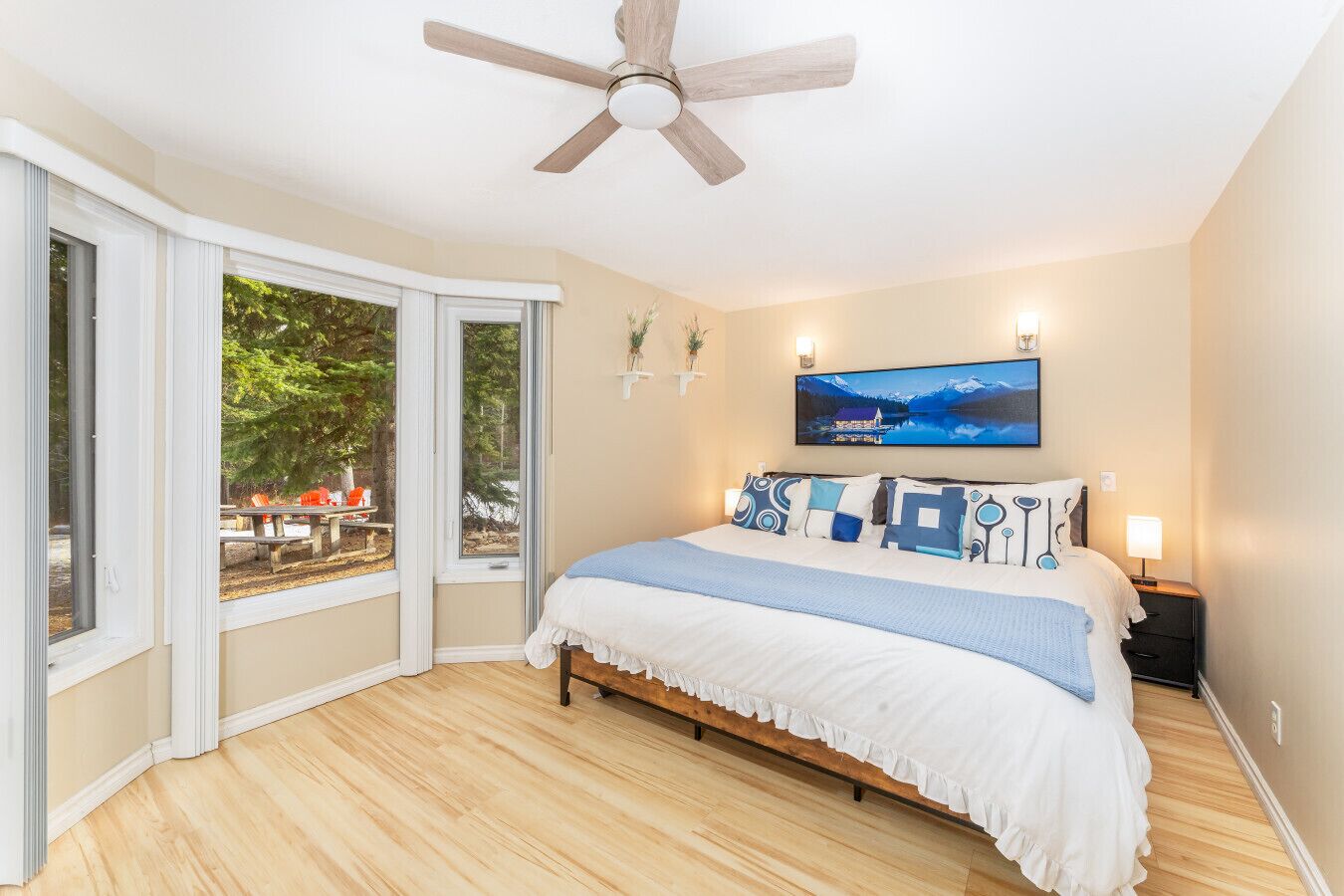 5 bedrooms, desk, iron/ironing board, travel cot