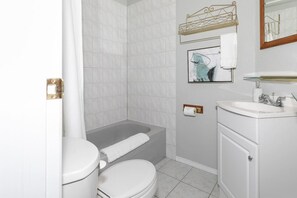 Een haardroger, handdoeken