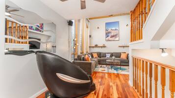 Een televisie, een open haard, tafelvoetbal en een stereo