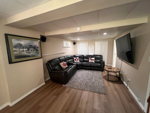 Televisie, een open haard, tafelvoetbal en een stereo