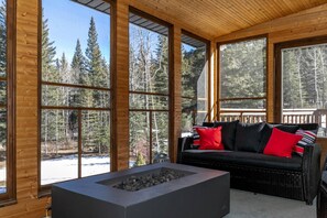 Una televisión, una chimenea, un futbolín, un reproductor estéreo