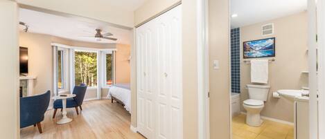 5 bedrooms, desk, iron/ironing board, travel crib