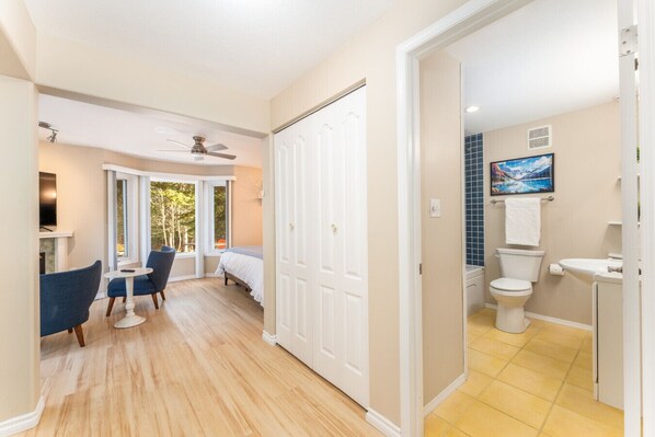 5 間睡房、書桌、熨斗/熨衫板、可攜式嬰兒床