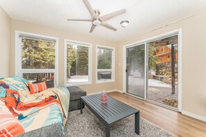 電視、壁爐、足球機、音響