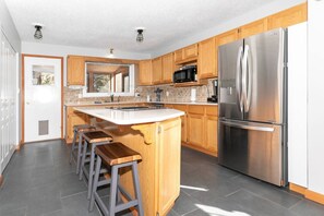 Frigorífico, microondas, horno y placa de cocina