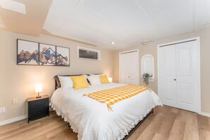 5 slaapkamers, een bureau, een strijkplank/strijkijzer, reisbedje