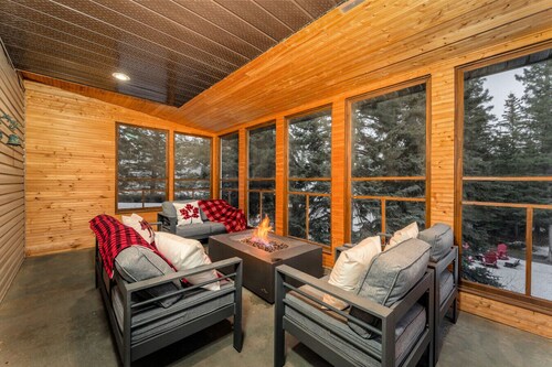 2-Minute DRIVE to Jasper National Park | 5 Bedrooms / 4 Bathrooms & 8 Beds