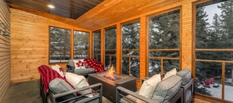 2-Minute DRIVE to Jasper National Park | 5 Bedrooms / 4 Bathrooms & 8 Beds