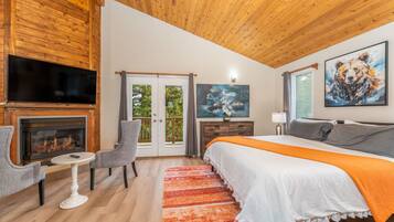 5 habitaciones, escritorio y tabla de planchar con plancha