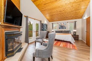 5 chambres, bureau, fer et planche à repasser, lit de bébé portatif