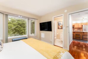 5 slaapkamers, een bureau, een strijkplank/strijkijzer, reisbedje