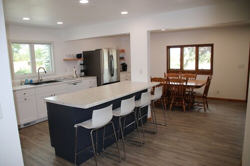 Spacious 6-bedroom farmhouse in lovely Chamberlain