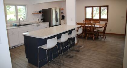 Spacious 6-bedroom farmhouse in lovely Chamberlain