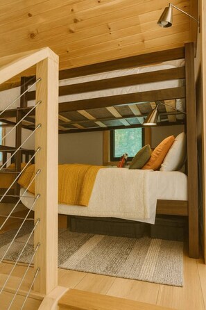 2 bedrooms, desk, iron/ironing board, WiFi