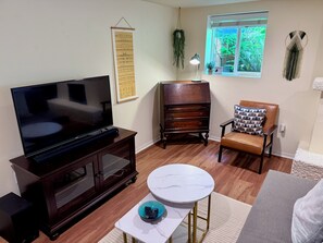 Smart TV, libros y estéreo 