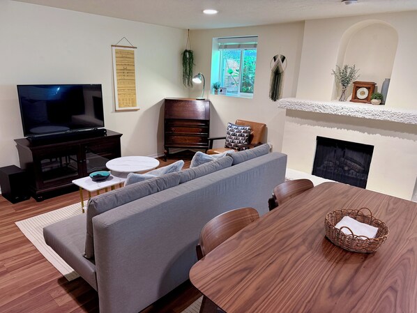 Smart TV, libros y estéreo 