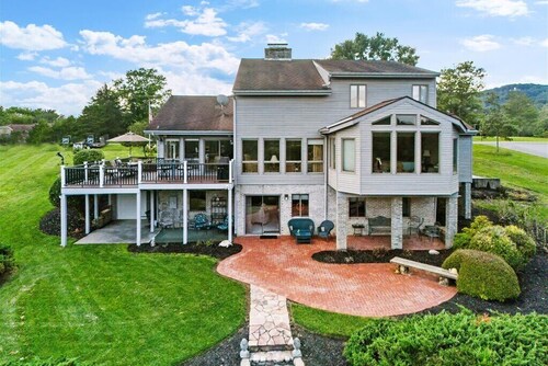 Gorgeous 4-bedroom home nestled in the Blue Ridge mountains minutes from VT