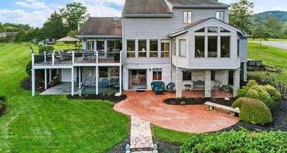 Gorgeous 4-bedroom home nestled in the Blue Ridge mountains minutes from VT