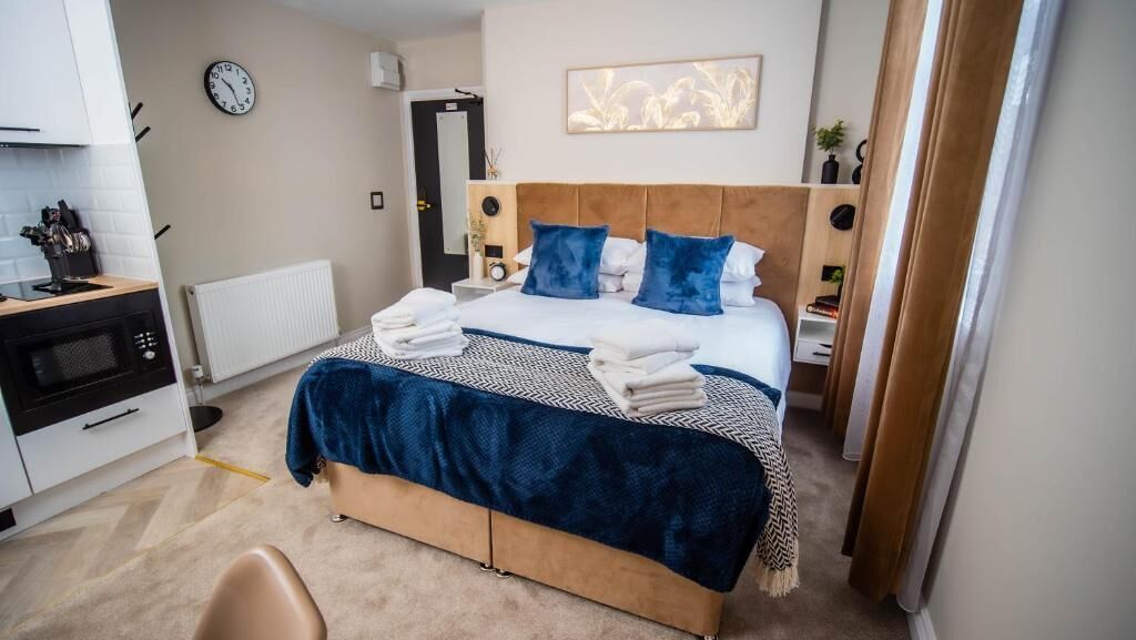 Deluxe Apartment | Desk, laptop workspace, blackout drapes, iron/ironing board