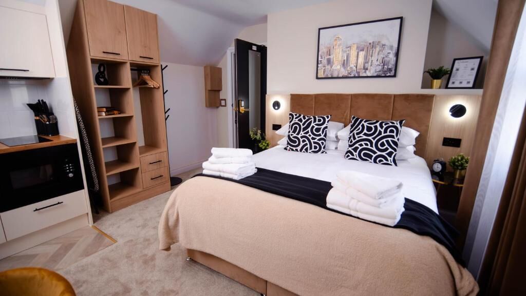 Deluxe Apartment | Desk, laptop workspace, blackout drapes, iron/ironing board