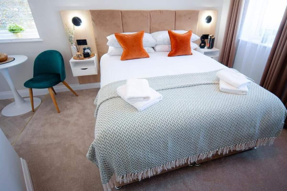 Standard Double Room | Desk, laptop workspace, blackout drapes, iron/ironing board