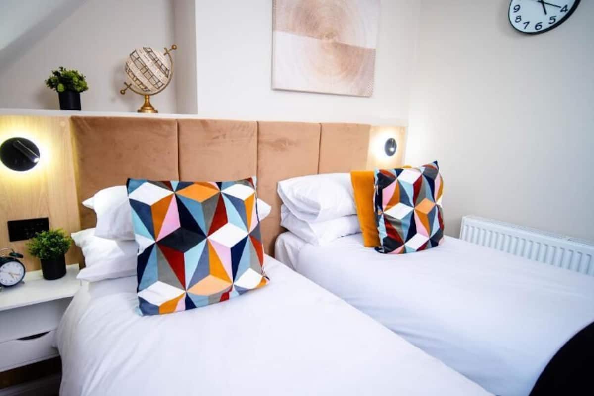 Deluxe Double or Twin Room | Desk, laptop workspace, blackout drapes, iron/ironing board