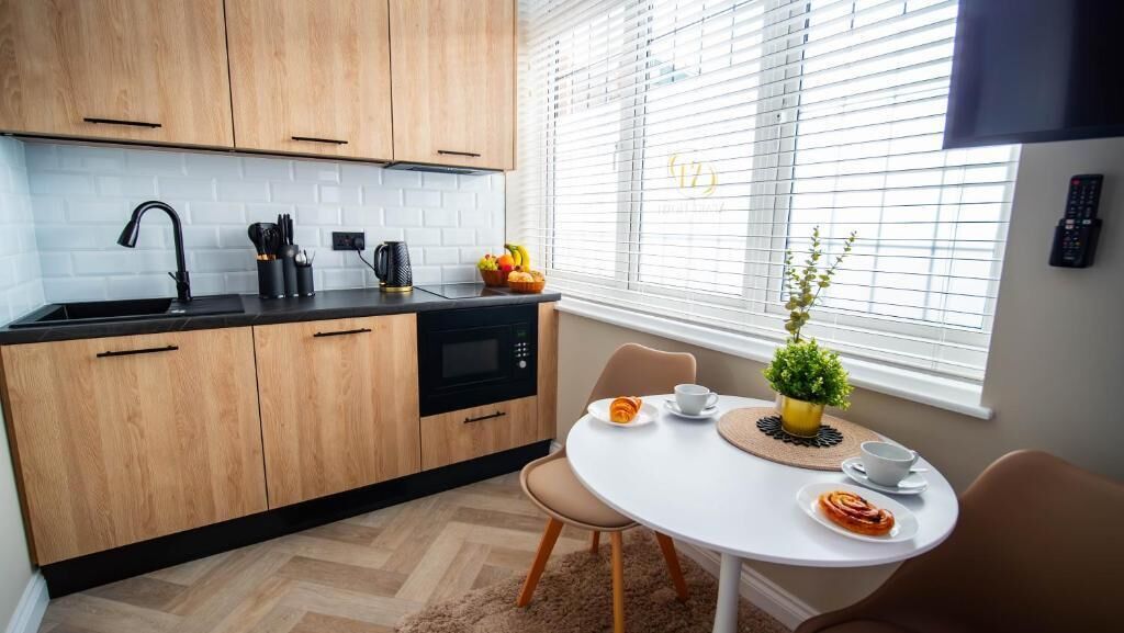 Deluxe Double Room | Private kitchen | Fridge, microwave, oven, stovetop