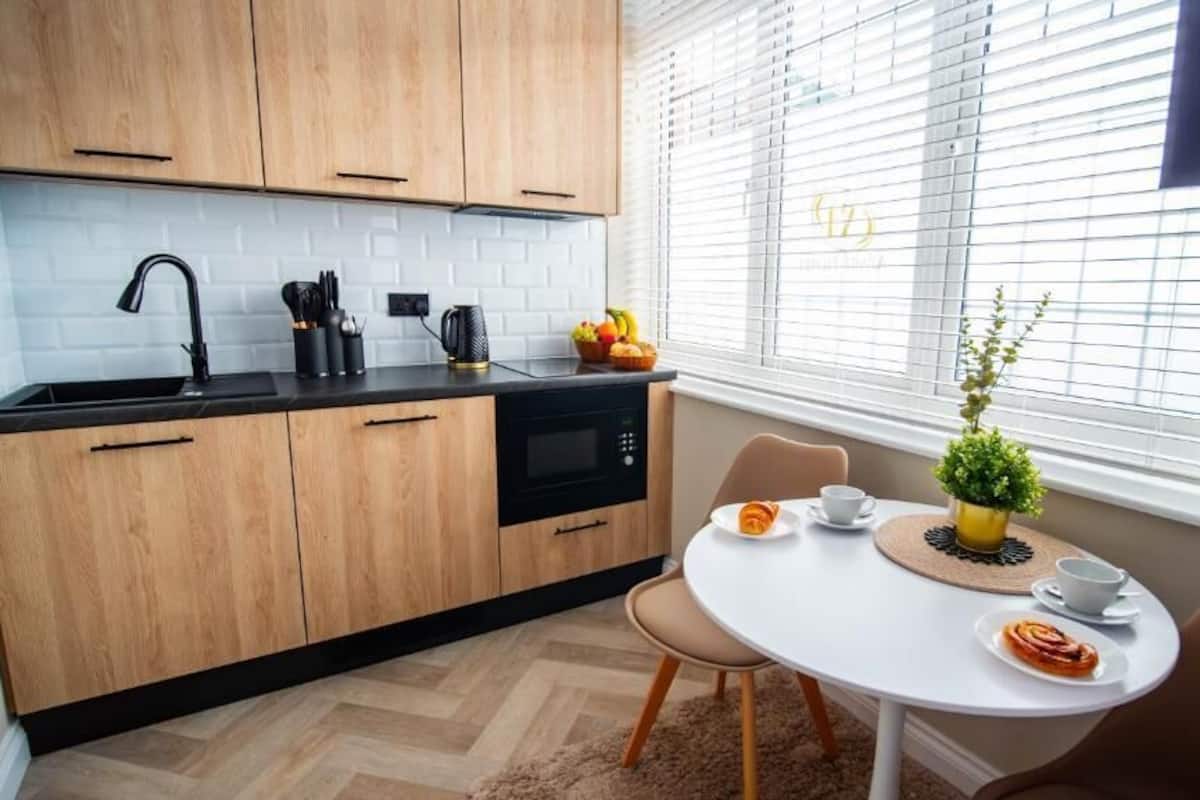 Deluxe Double Room | Private kitchen | Fridge, microwave, oven, stovetop