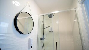 Habitación estándar doble | Baño | Artículos de higiene personal gratuitos, secador de pelo y toallas