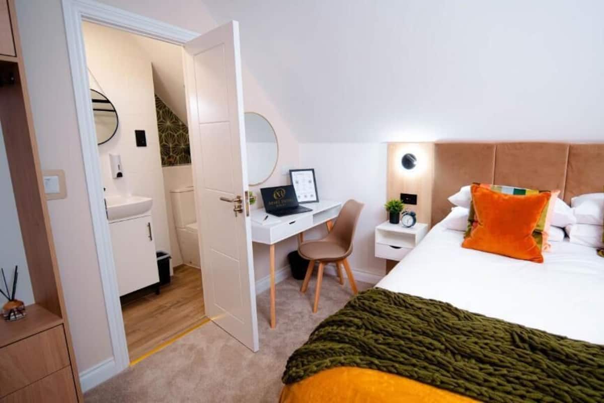 Standard Double Room | Desk, laptop workspace, blackout drapes, iron/ironing board