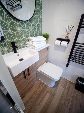 Business Double or Twin Room, City View | Bathroom - Apart Hotel Rugby (Rugby)