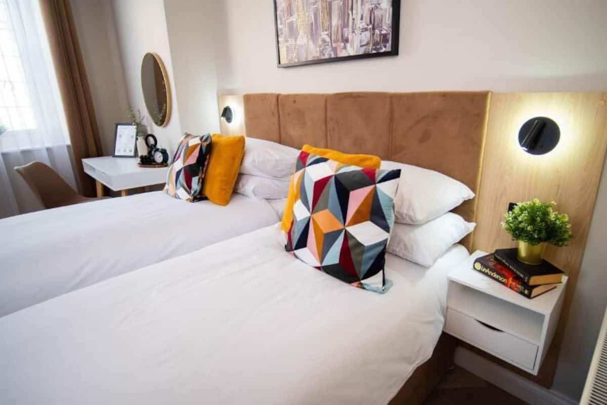 Deluxe Double or Twin Room | Desk, laptop workspace, blackout drapes, iron/ironing board