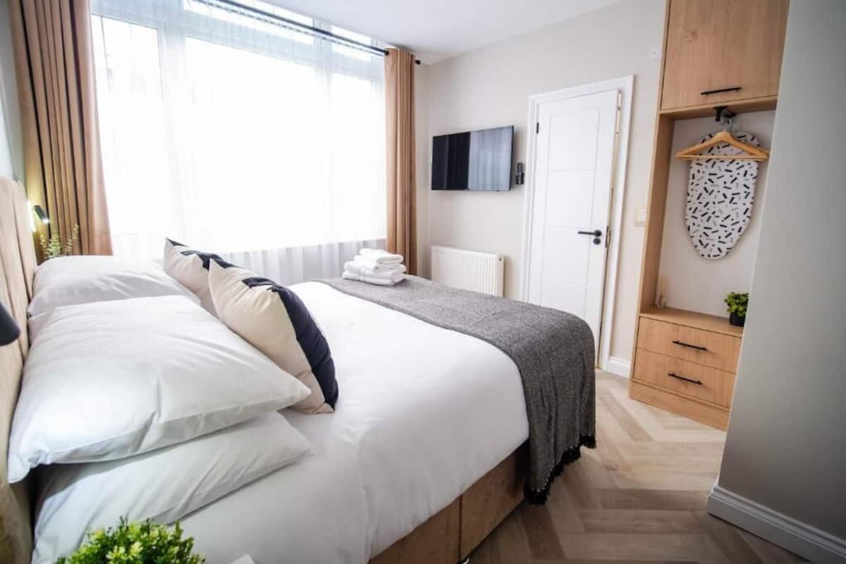 Economy Double Room | Desk, laptop workspace, blackout drapes, iron/ironing board