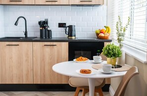 Deluxe Double Room | Private kitchen | Fridge, microwave, oven, stovetop