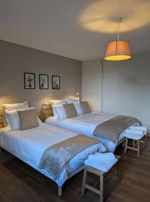 6 Schlafzimmer, Schreibtisch, Bügeleisen/Bügelbrett, Reisekinderbett