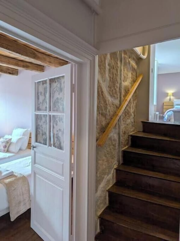 6 bedrooms, desk, iron/ironing board, travel crib