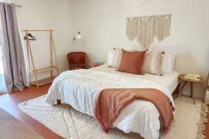 2 bedrooms, internet, bed sheets