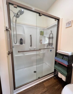 Dusche, Haartrockner, Handtücher, Toilettenpapier