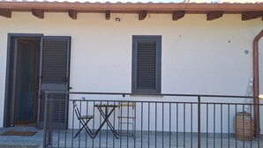 Un edifici amb dues portes, una taula petita i una barana metàl·lica.