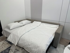 Iron/ironing board, WiFi, bed sheets
