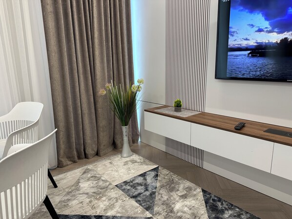 Unclassified image, 1 of 21, button