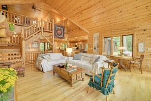Living area - 4-bedroom cabin on Grindstone Lake in Hayward. (Hayward)