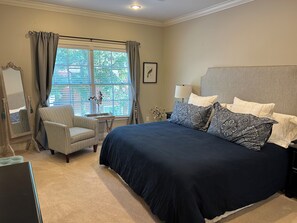 3 bedrooms, desk, free WiFi, bed sheets - Sippin by the Square- 3 bed Condo 1 block from The Square & 1 Mile to Grove ! (Oxford)