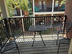 Outdoor dining - Sippin by the Square- 3 bed Condo 1 block from The Square & 1 Mile to Grove ! (Oxford)