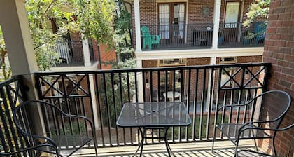 Sippin by the Square- 3 bed Condo 1 block from The Square & 1 Mile to Grove !