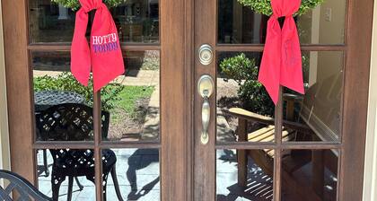 Sippin by the Square- 3 bed Condo 1 block from The Square & 1 Mile to Grove !